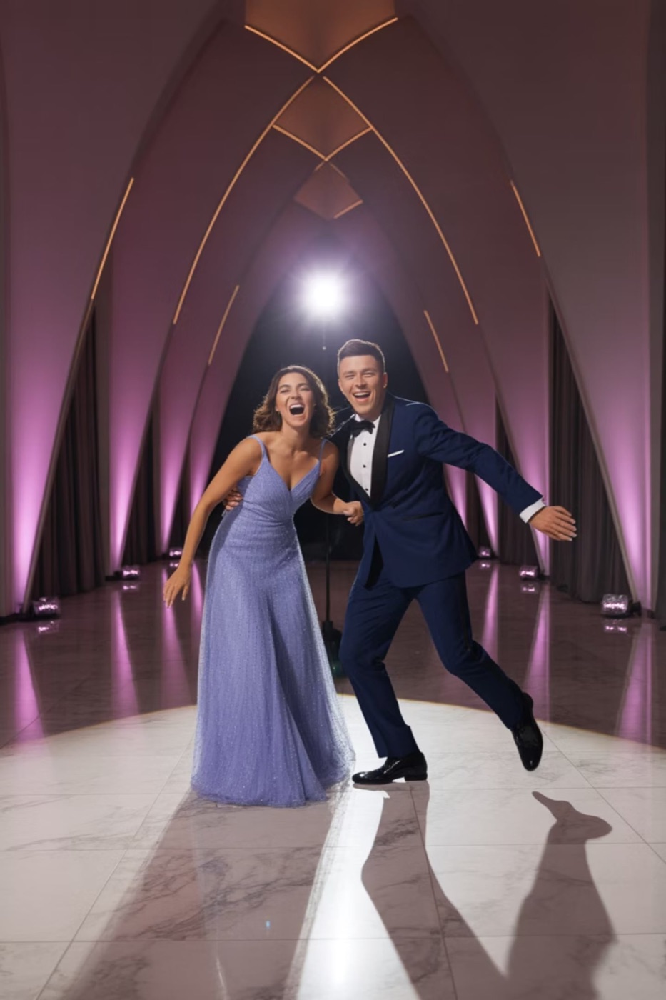 Pareja en traje de gala riendo mientras baila