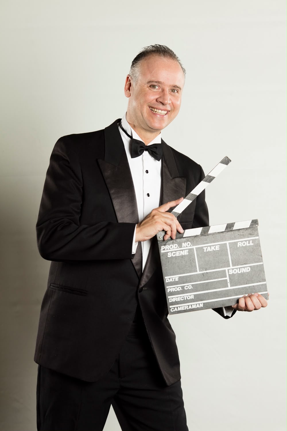 Jeringa de esmoquin con una claqueta de cine